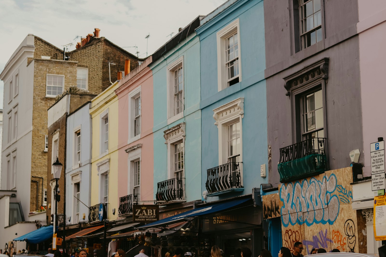 Huit années à Londres à l'écoute des francophones à travers le monde : façades pastel de Notting Hill, parcours d'Anaïs Leneau auprès d'une clientèle internationale